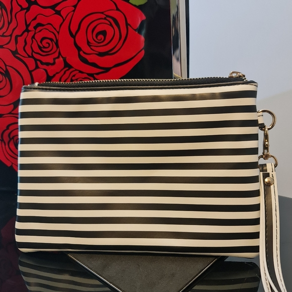 MANHATTAN Floral & Stripe Vegan Leather Wristlet NWTs - Picture 3 of 10